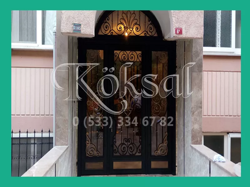 siyah işlemeli apartman kapıları